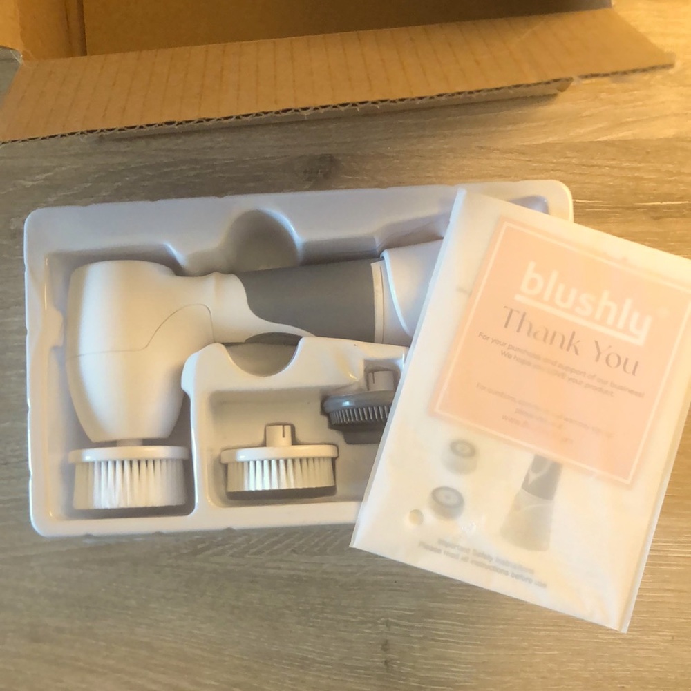 NEW! blushly Face Skin Cleansing & Exfoliating  Brush